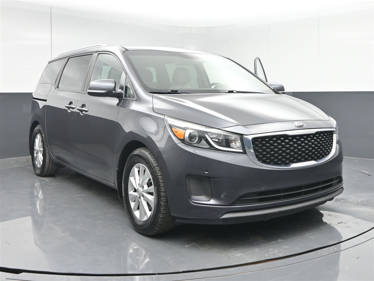 2017 Kia Sedona LX's photo