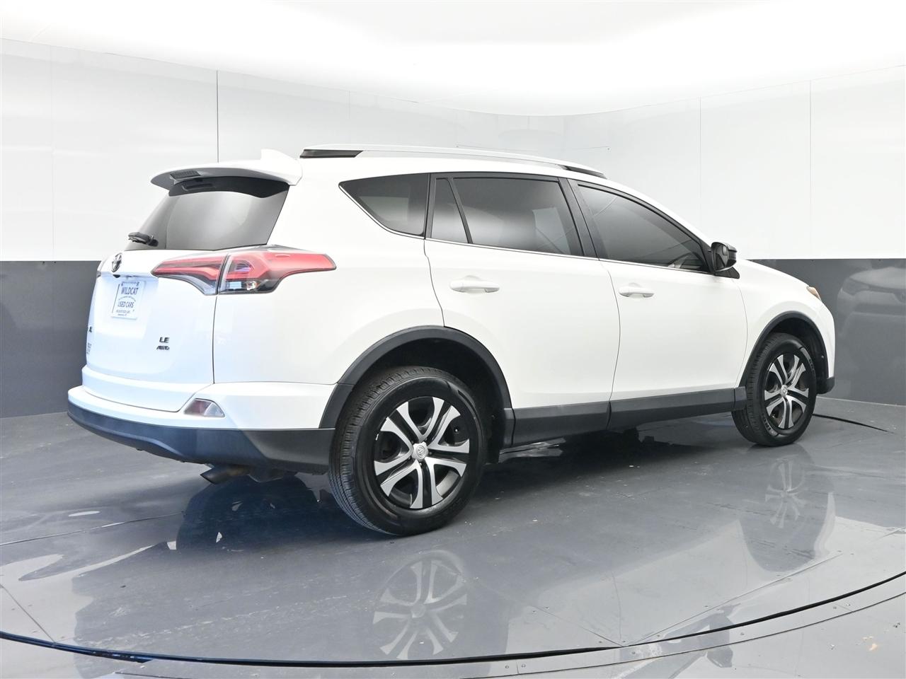 Toyota RAV4 LE AWD 2016