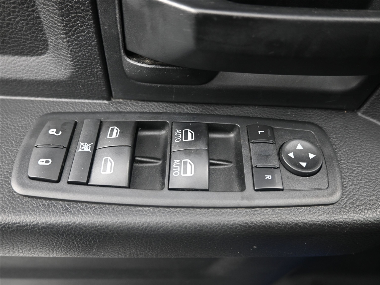 RAM 1500 Tradesman Crew Cab SWB 4WD 2015