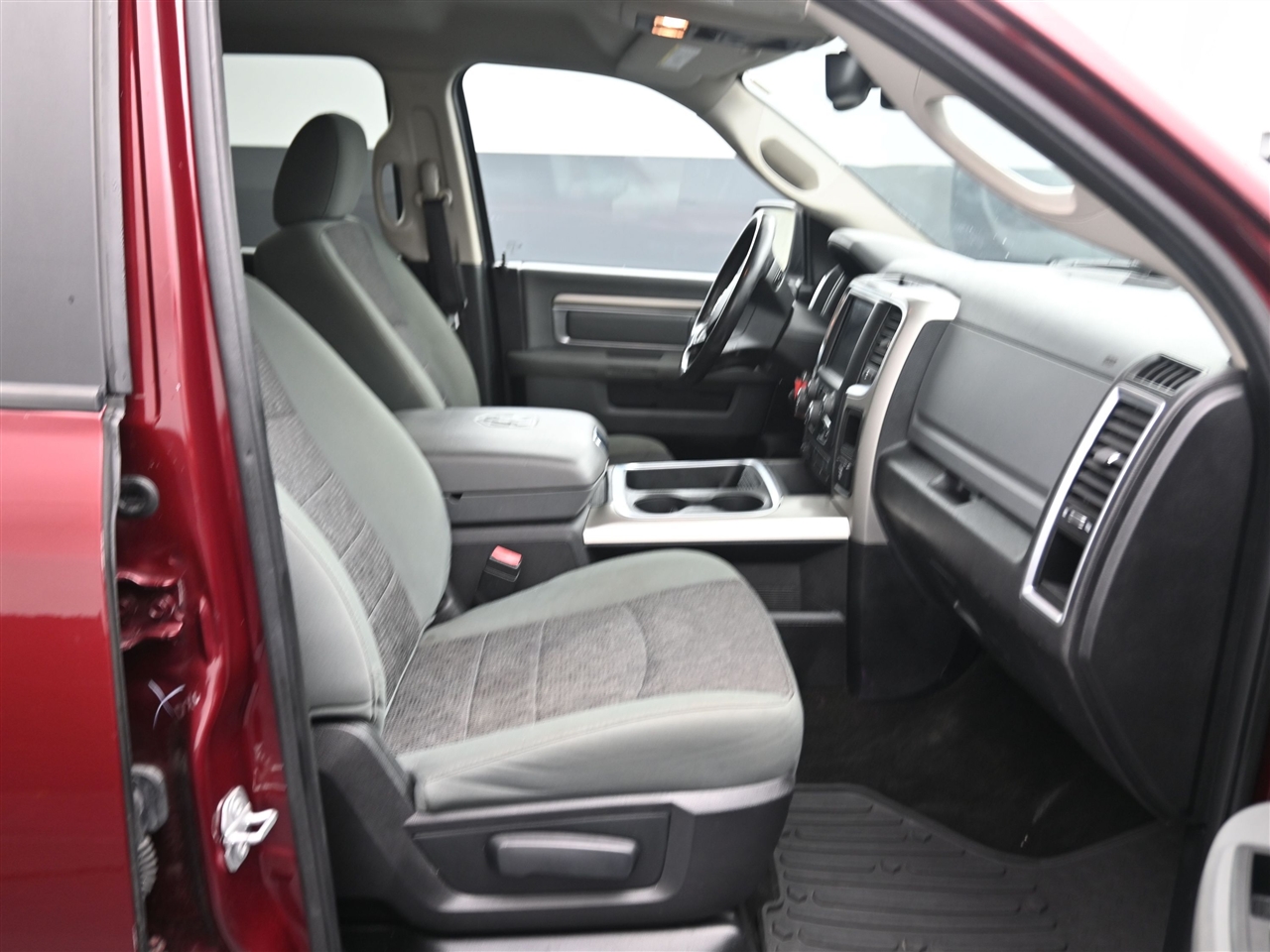 RAM 1500 SLT Crew Cab SWB 4WD 2016