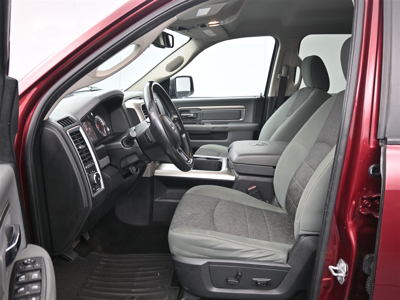 RAM 1500 SLT Crew Cab SWB 4WD 2016