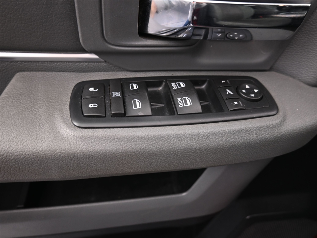 RAM 1500 SLT Crew Cab SWB 4WD 2016