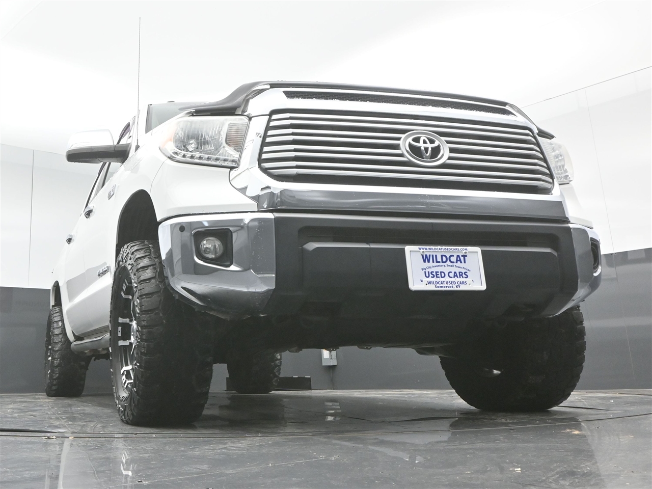 Toyota Tundra Limited 5.7L CrewMax 4WD 2017