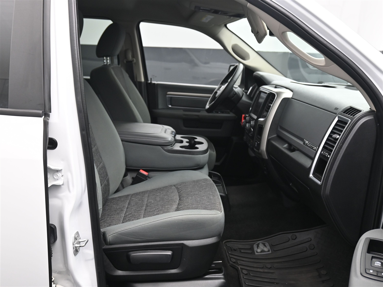 RAM 1500 SLT Crew Cab SWB 4WD 2017