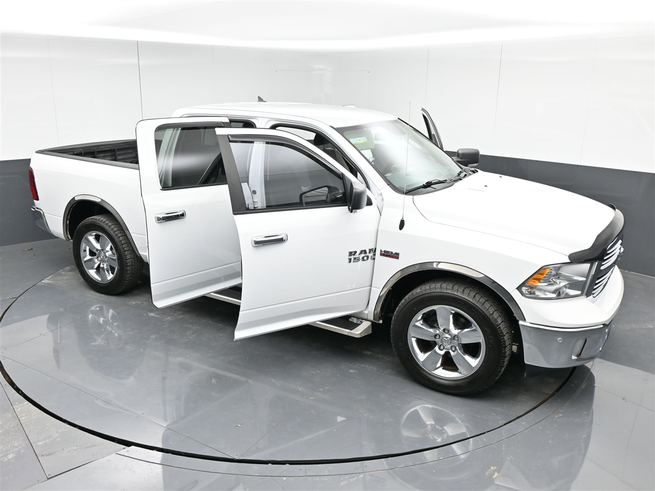 RAM 1500 SLT Crew Cab SWB 4WD 2017