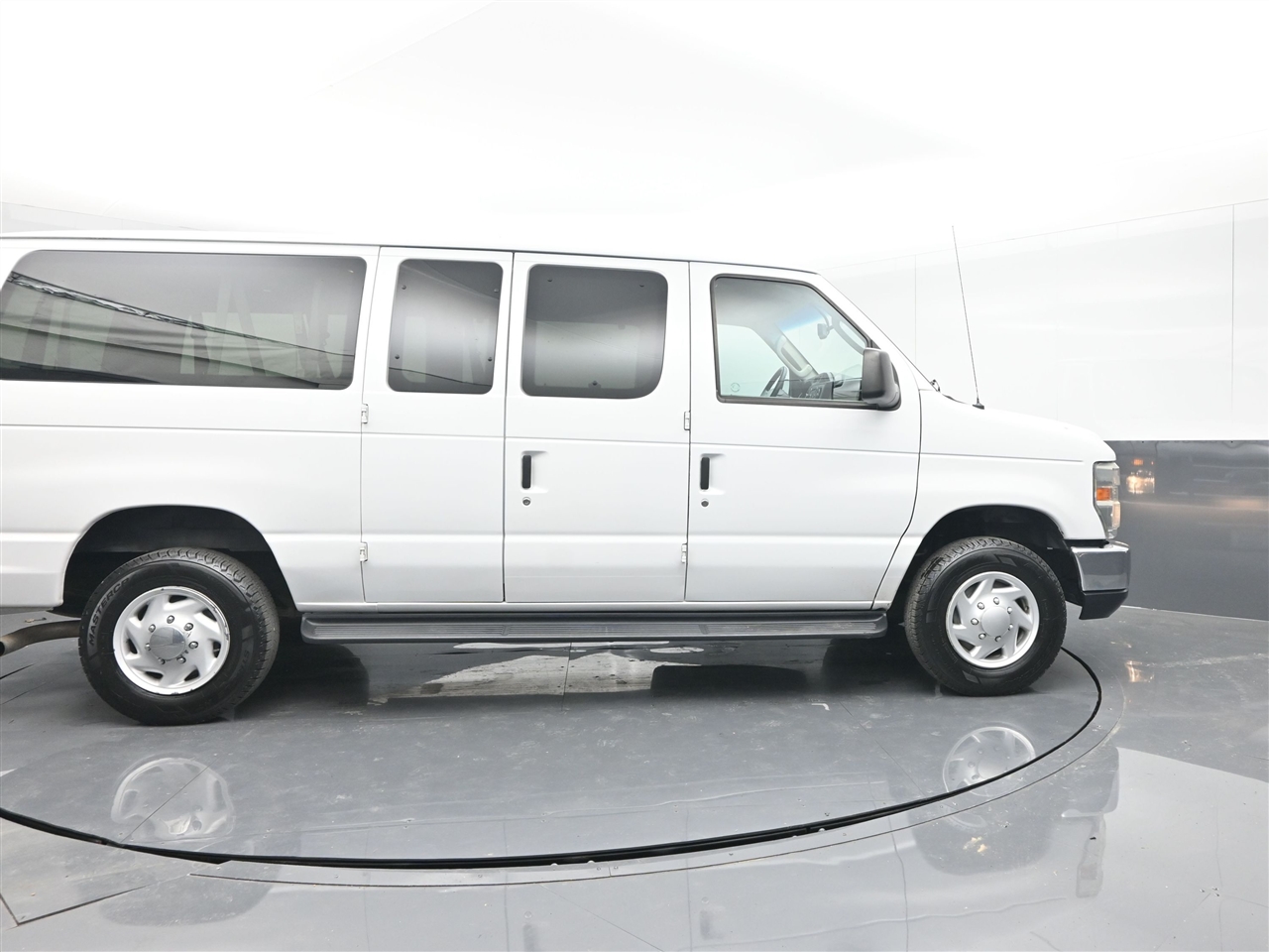 Ford Econoline E-350 XLT Super Duty 2013