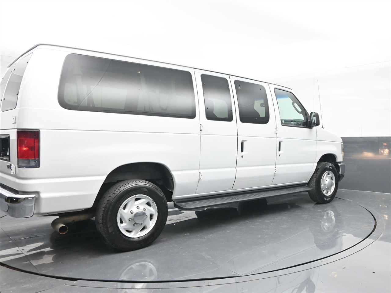 Ford Econoline E-350 XLT Super Duty 2013