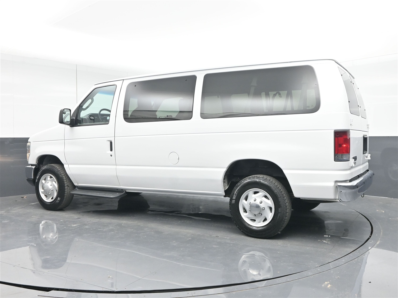 Ford Econoline E-350 XLT Super Duty 2013