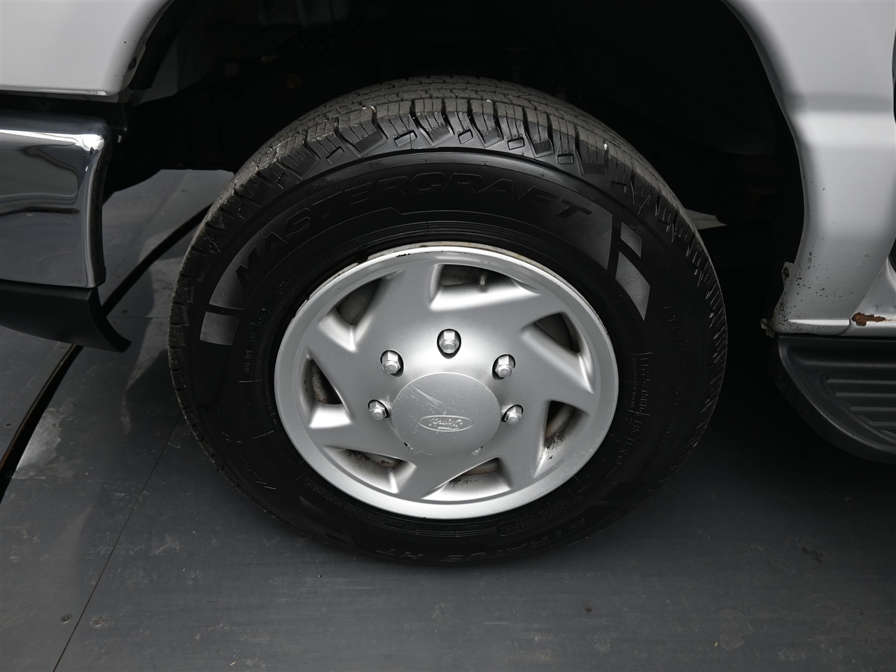 Ford Econoline E-350 XLT Super Duty 2013