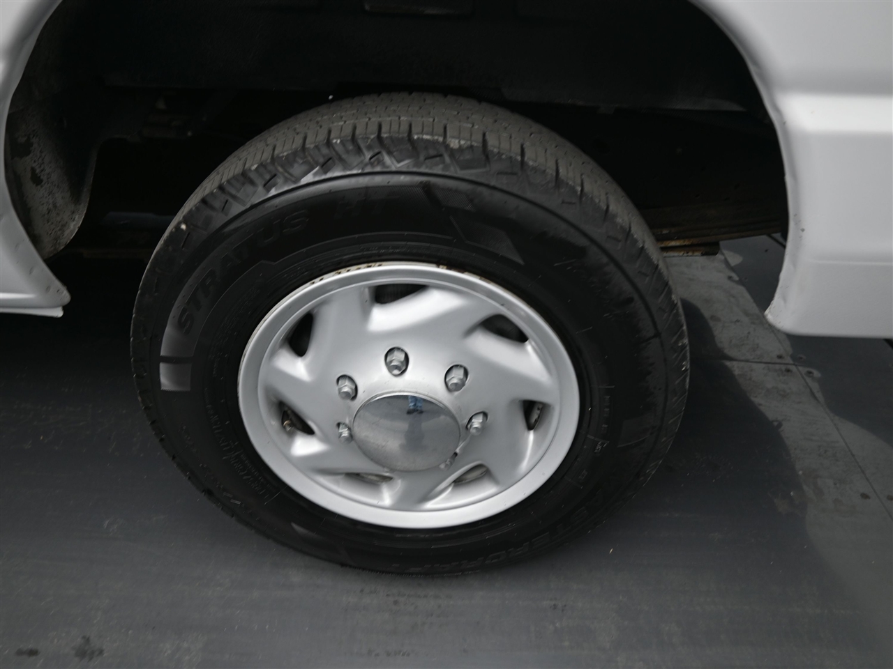 Ford Econoline E-350 XLT Super Duty 2013