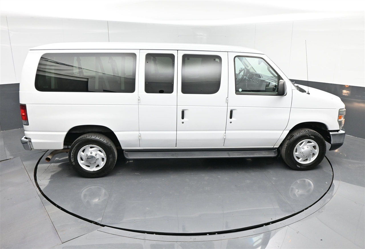 Ford Econoline E-350 XLT Super Duty 2013