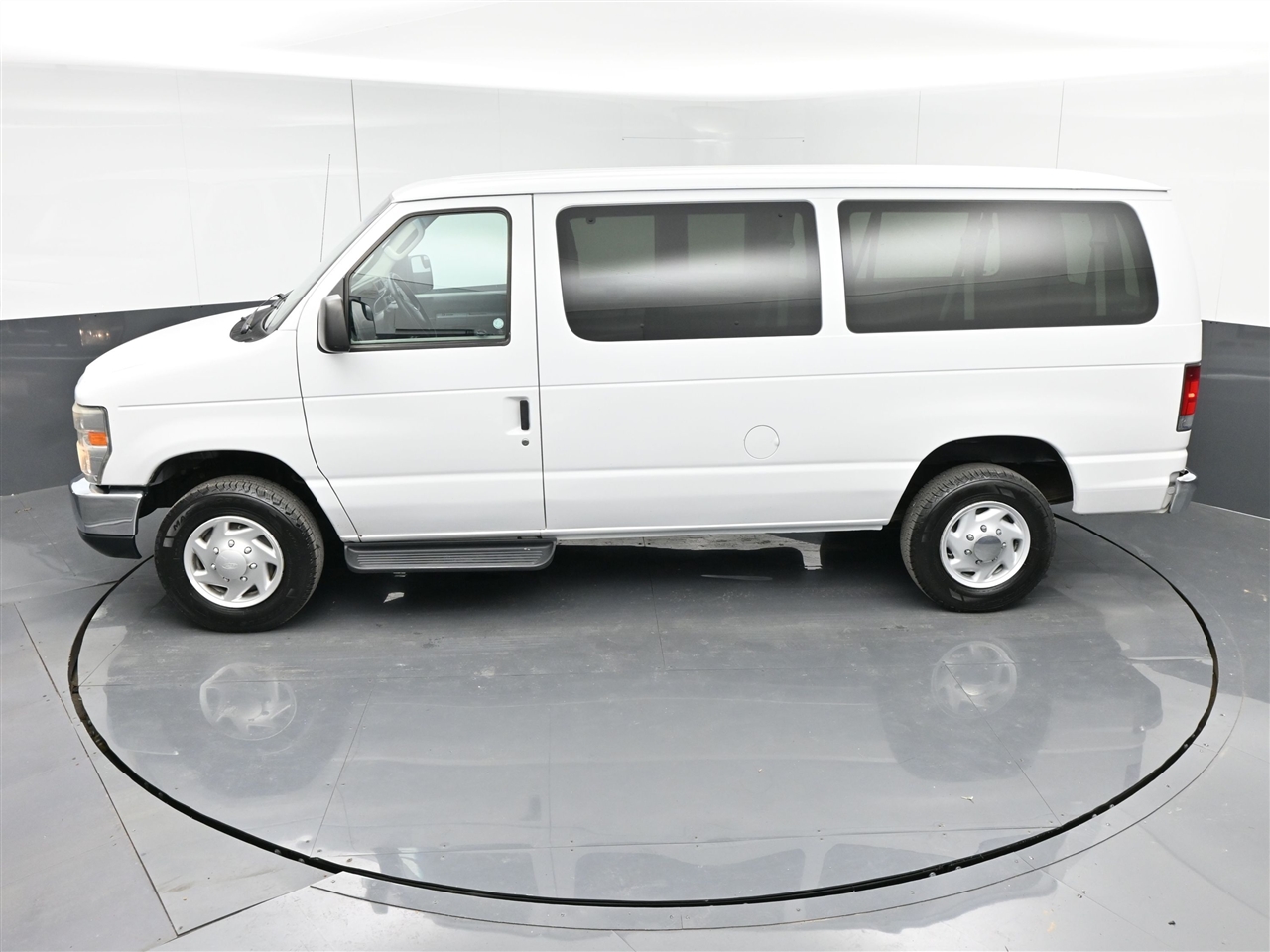 Ford Econoline E-350 XLT Super Duty 2013