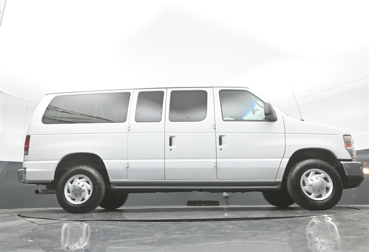 Ford Econoline E-350 XLT Super Duty 2013