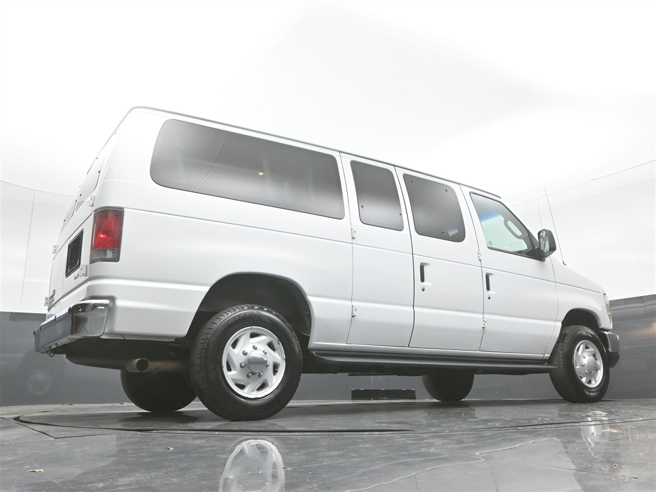 Ford Econoline E-350 XLT Super Duty 2013