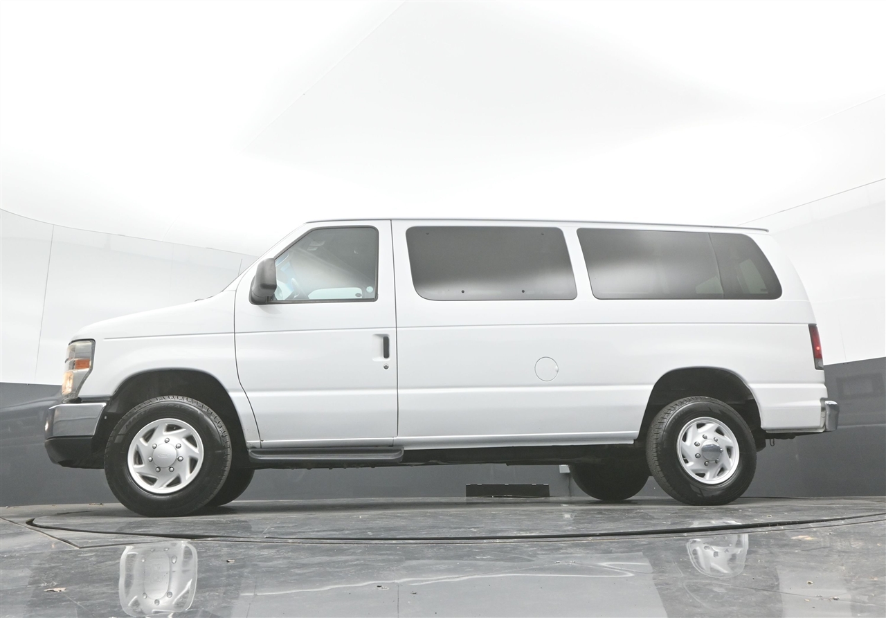 Ford Econoline E-350 XLT Super Duty 2013