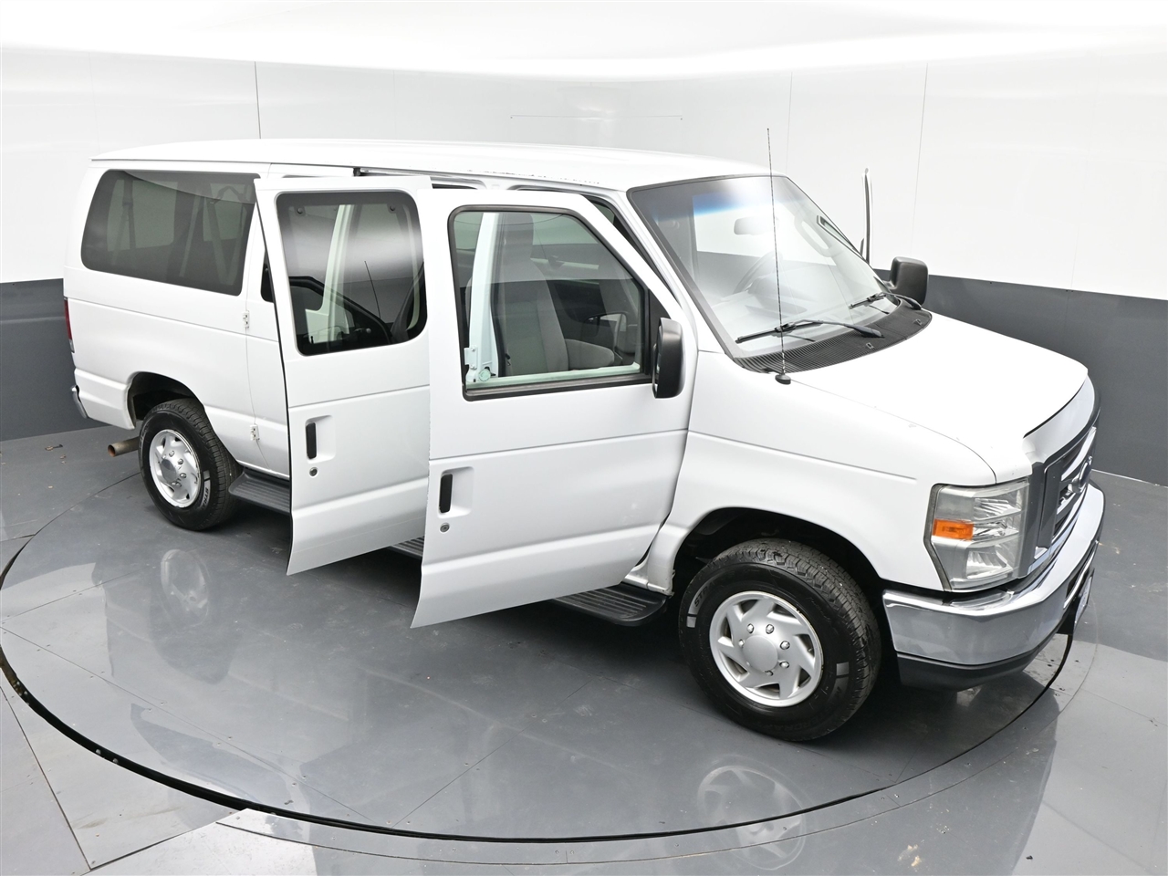 Ford Econoline E-350 XLT Super Duty 2013
