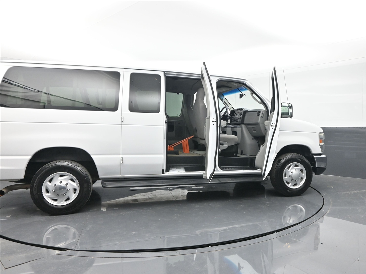 Ford Econoline E-350 XLT Super Duty 2013