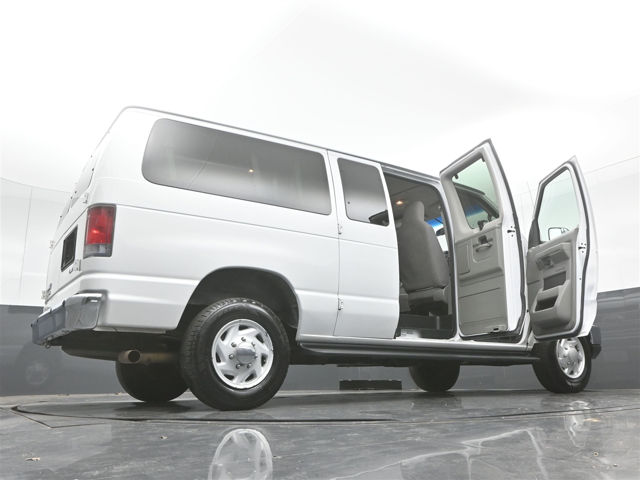 Ford Econoline E-350 XLT Super Duty 2013