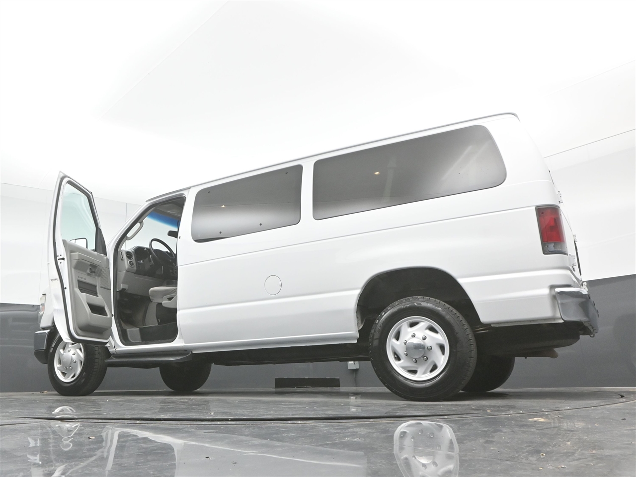 Ford Econoline E-350 XLT Super Duty 2013