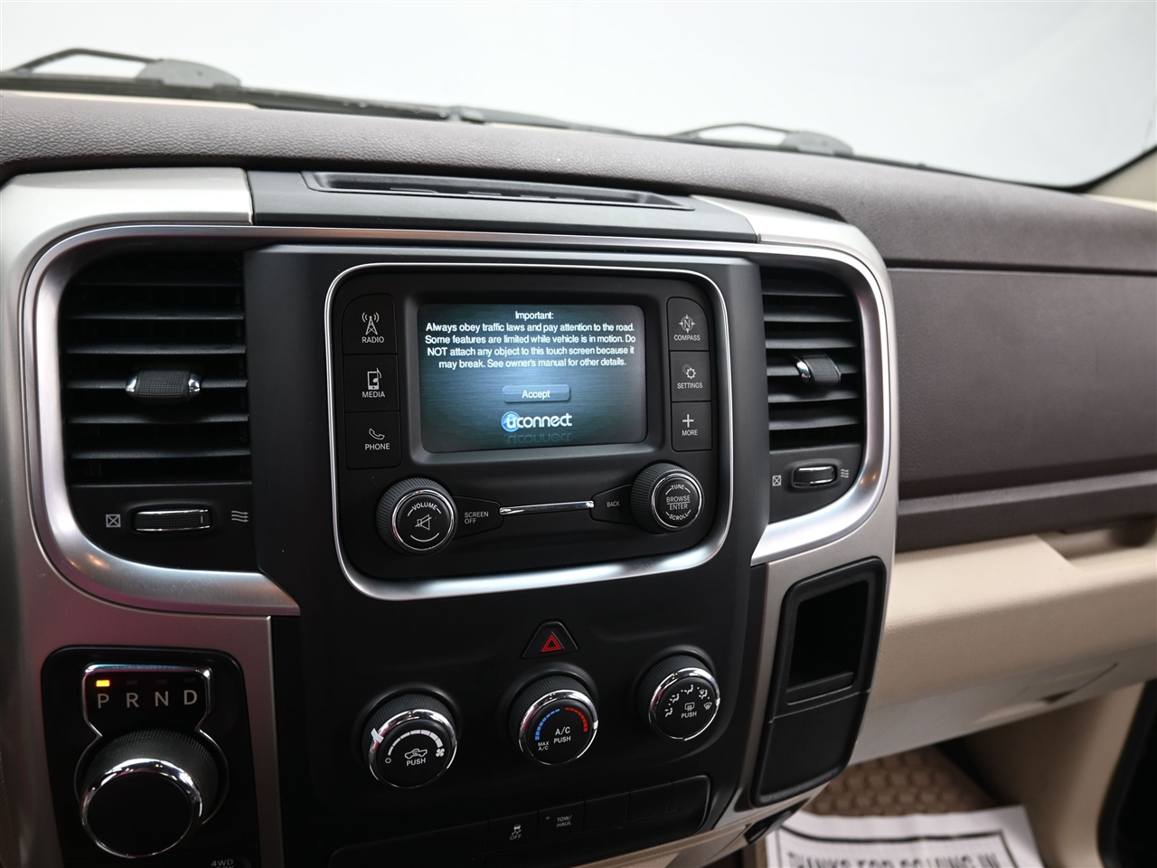 RAM 1500 SLT Quad Cab 4WD 2016