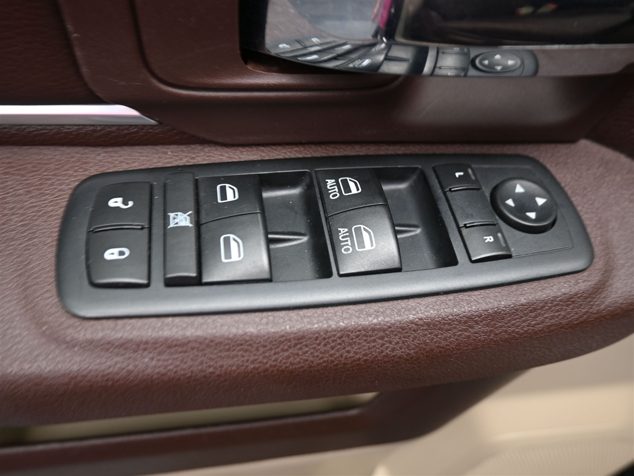 RAM 1500 SLT Quad Cab 4WD 2016