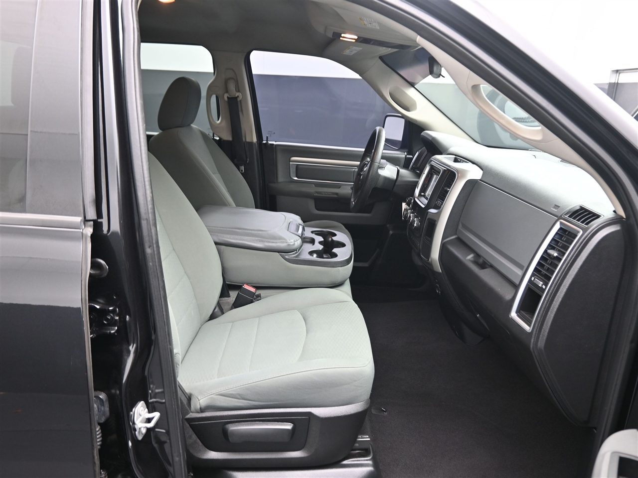 RAM 1500 SLT Quad Cab 2WD 2017