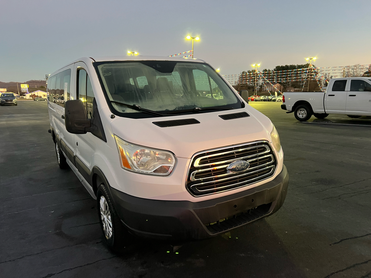 Ford Transit 350 Wagon Low Roof XLT 60/40 Pass. 148-in. WB 2015