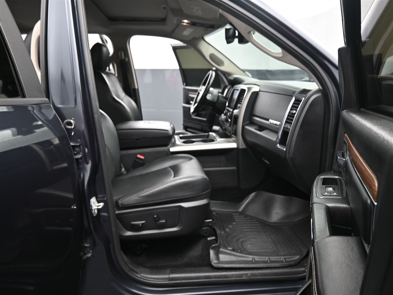 RAM 1500 Laramie Crew Cab SWB 4WD 2016