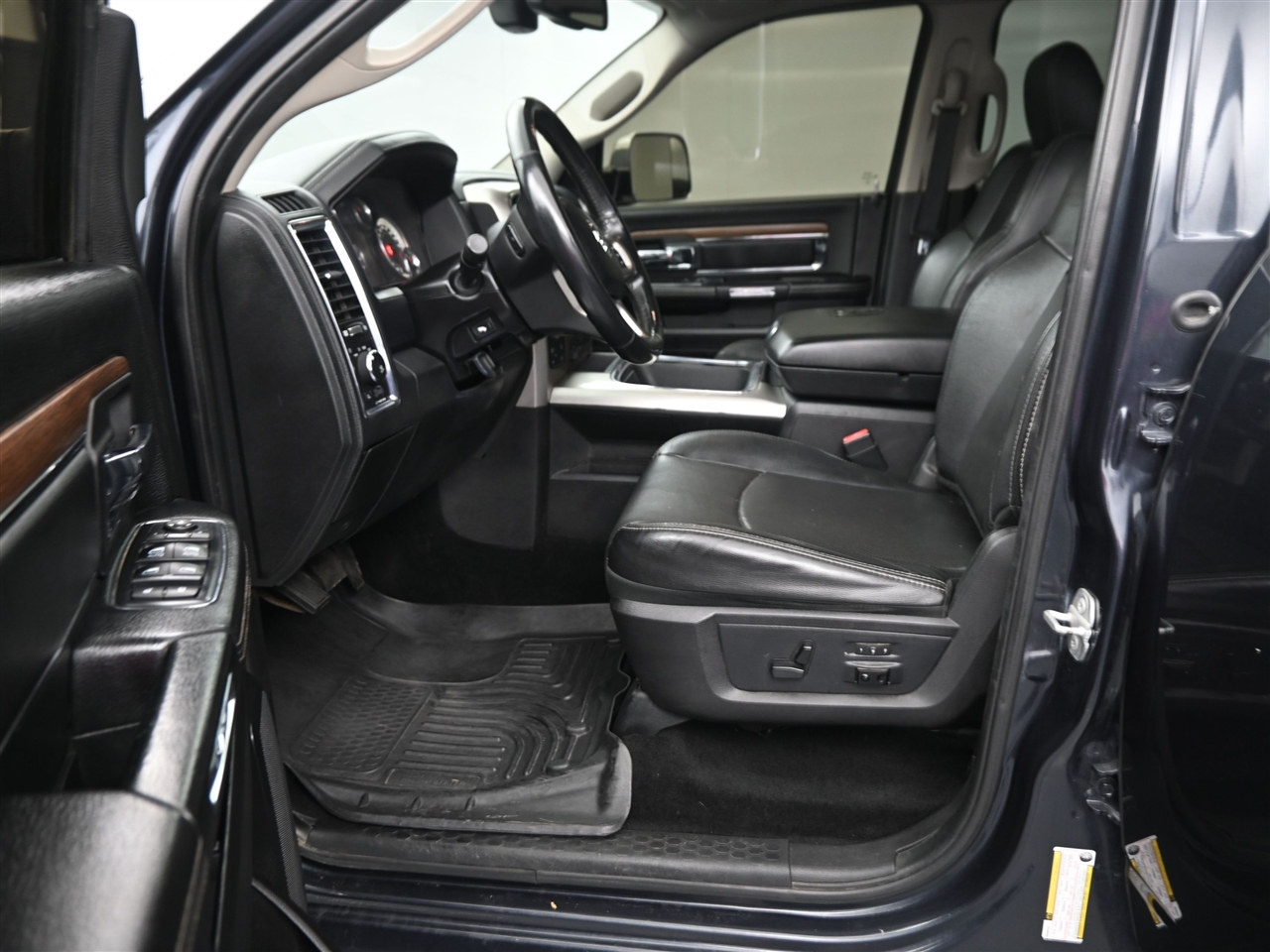 RAM 1500 Laramie Crew Cab SWB 4WD 2016