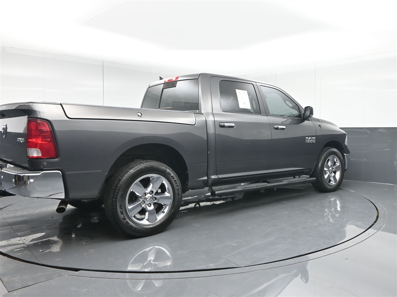 RAM 1500 SLT Crew Cab SWB 4WD 2016