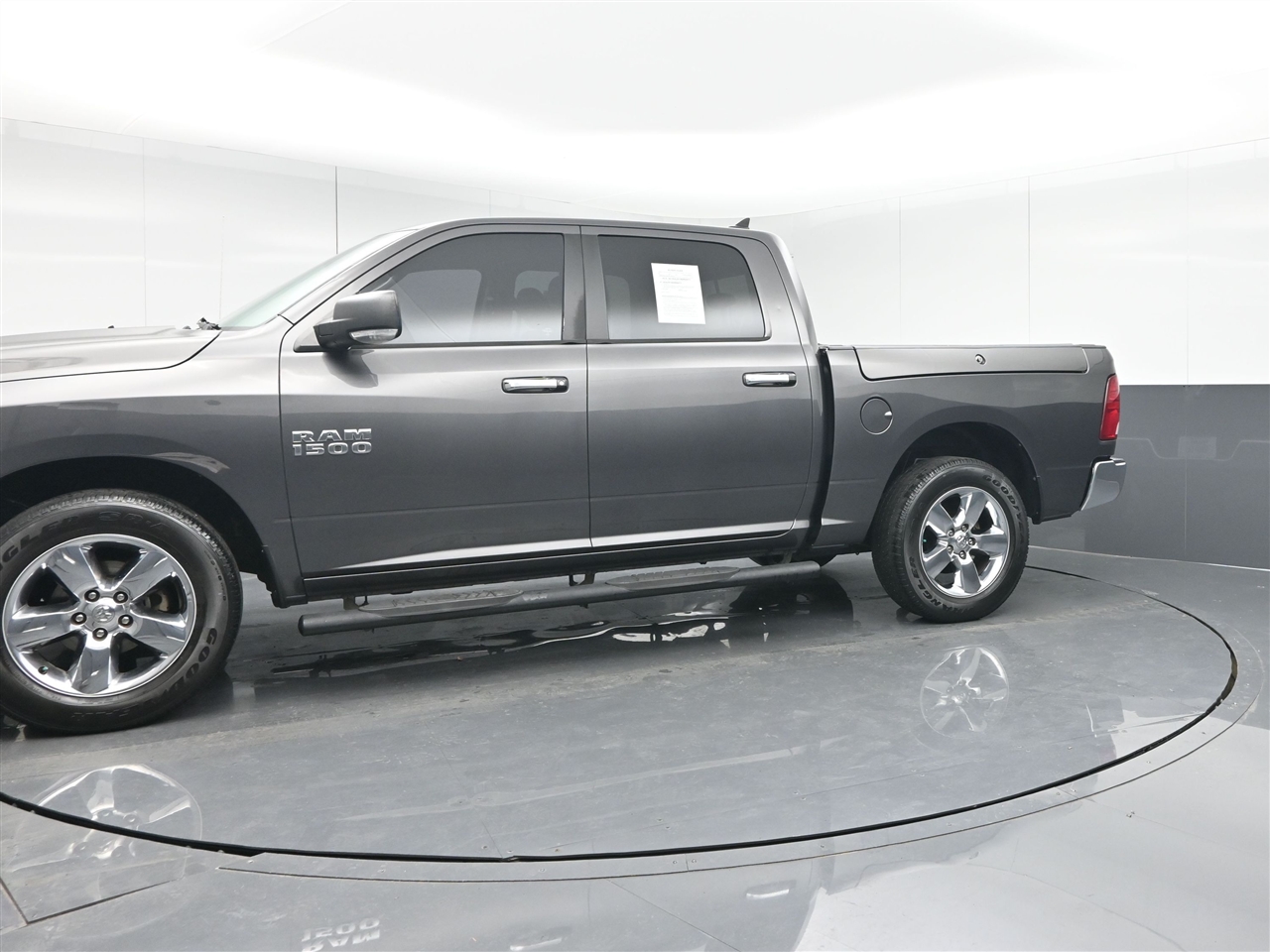 RAM 1500 SLT Crew Cab SWB 4WD 2016