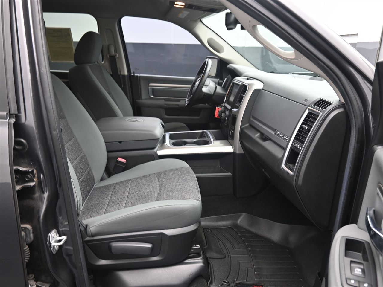 RAM 1500 SLT Crew Cab SWB 4WD 2016