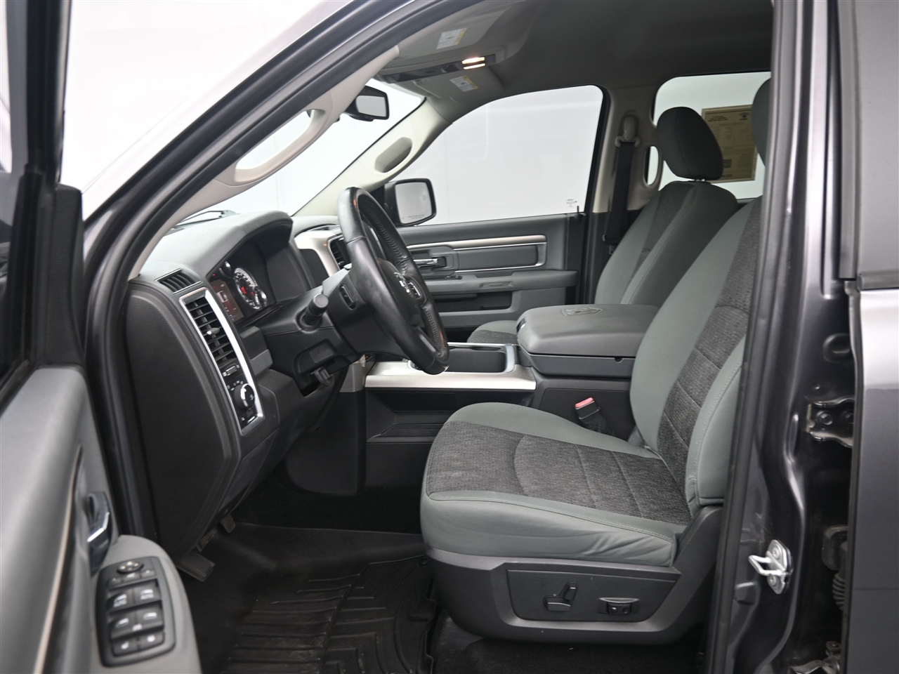 RAM 1500 SLT Crew Cab SWB 4WD 2016