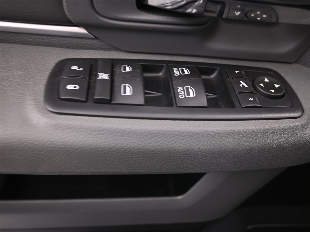 RAM 1500 SLT Crew Cab SWB 4WD 2016