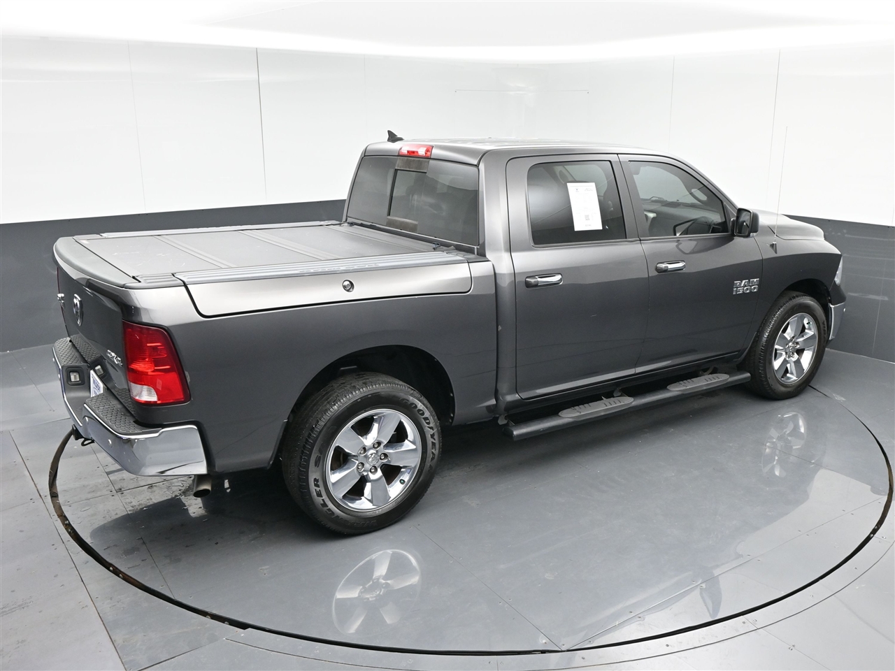 RAM 1500 SLT Crew Cab SWB 4WD 2016
