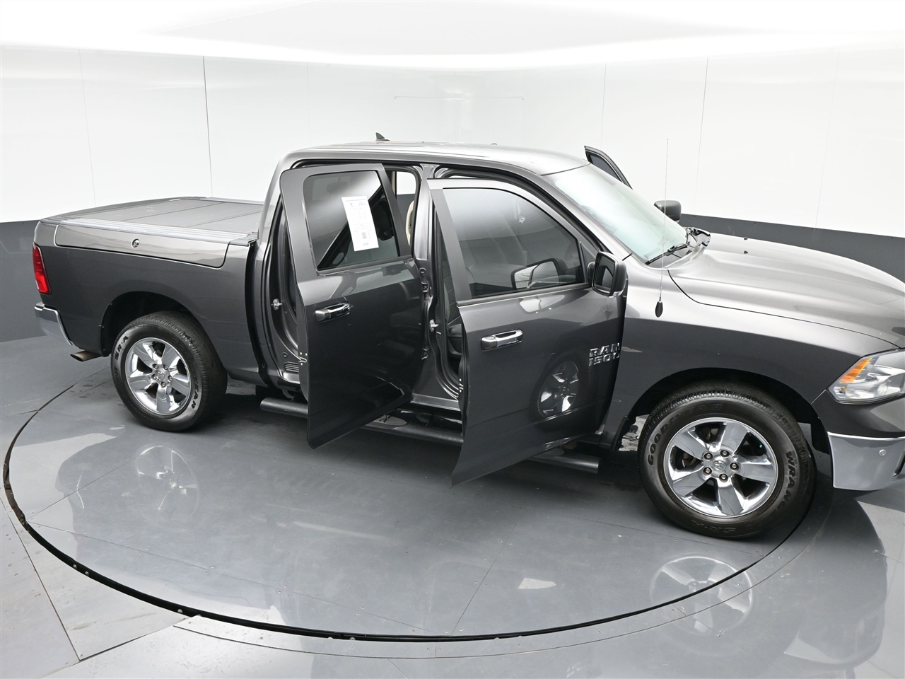 RAM 1500 SLT Crew Cab SWB 4WD 2016