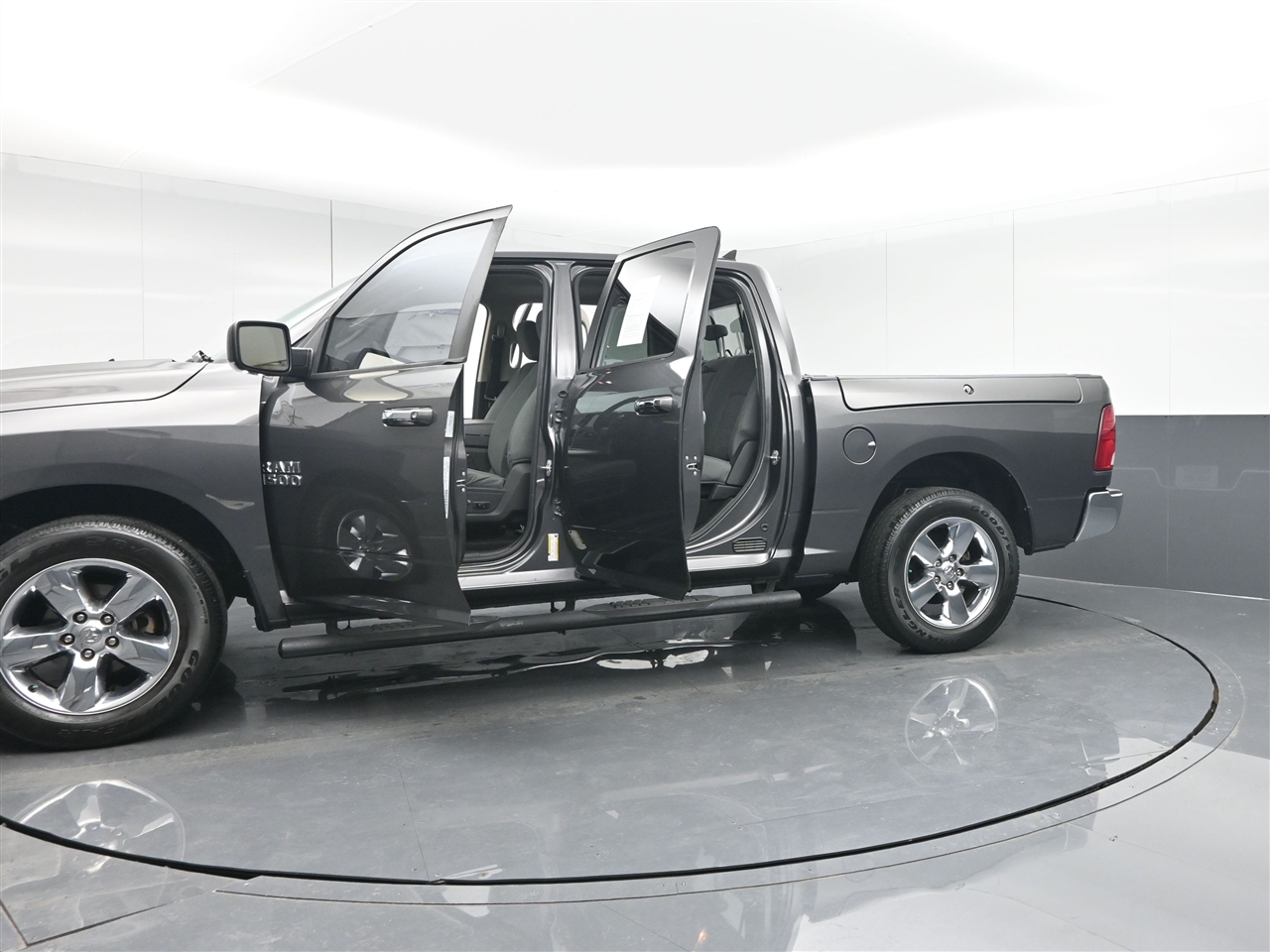 RAM 1500 SLT Crew Cab SWB 4WD 2016