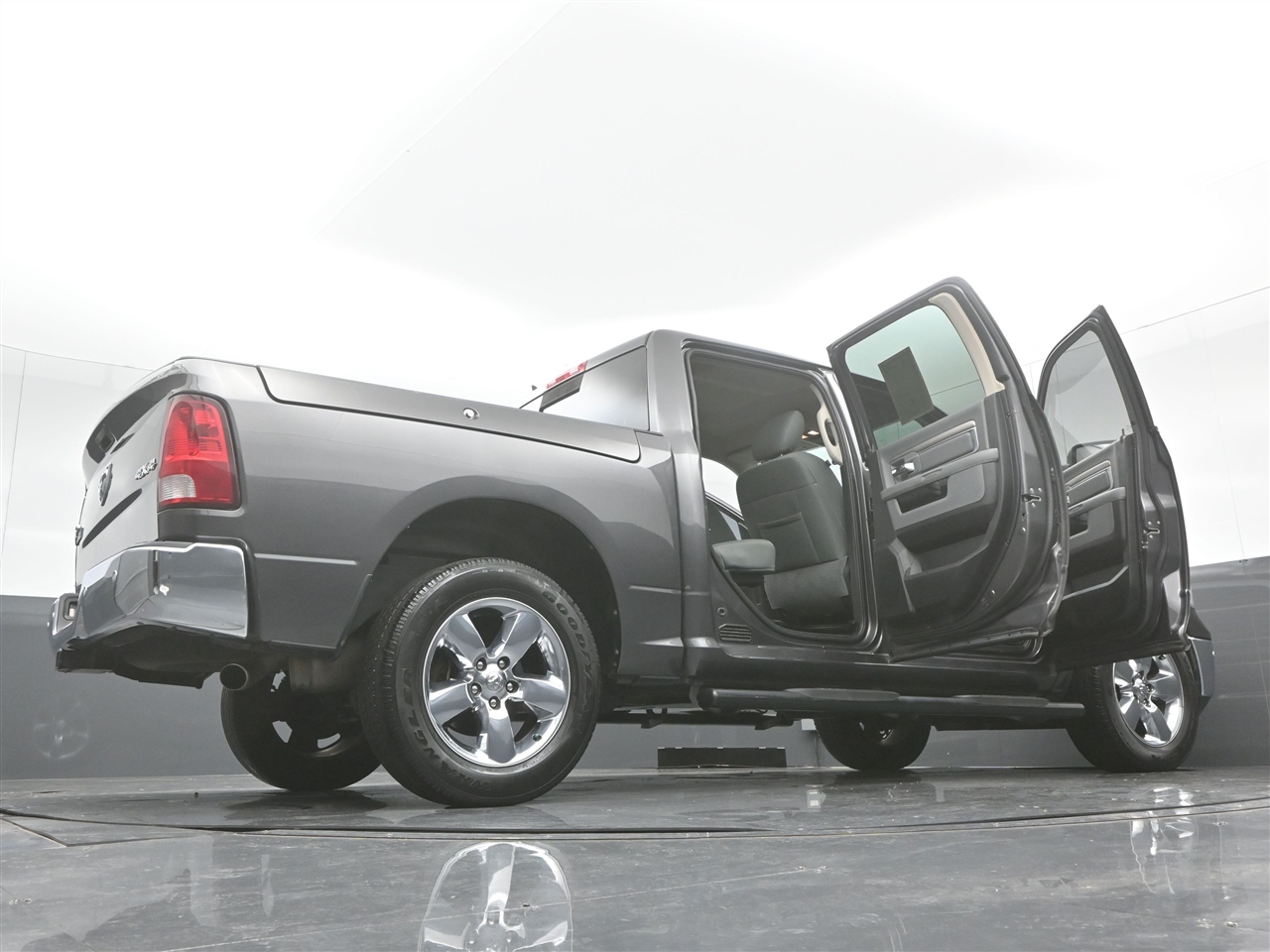 RAM 1500 SLT Crew Cab SWB 4WD 2016