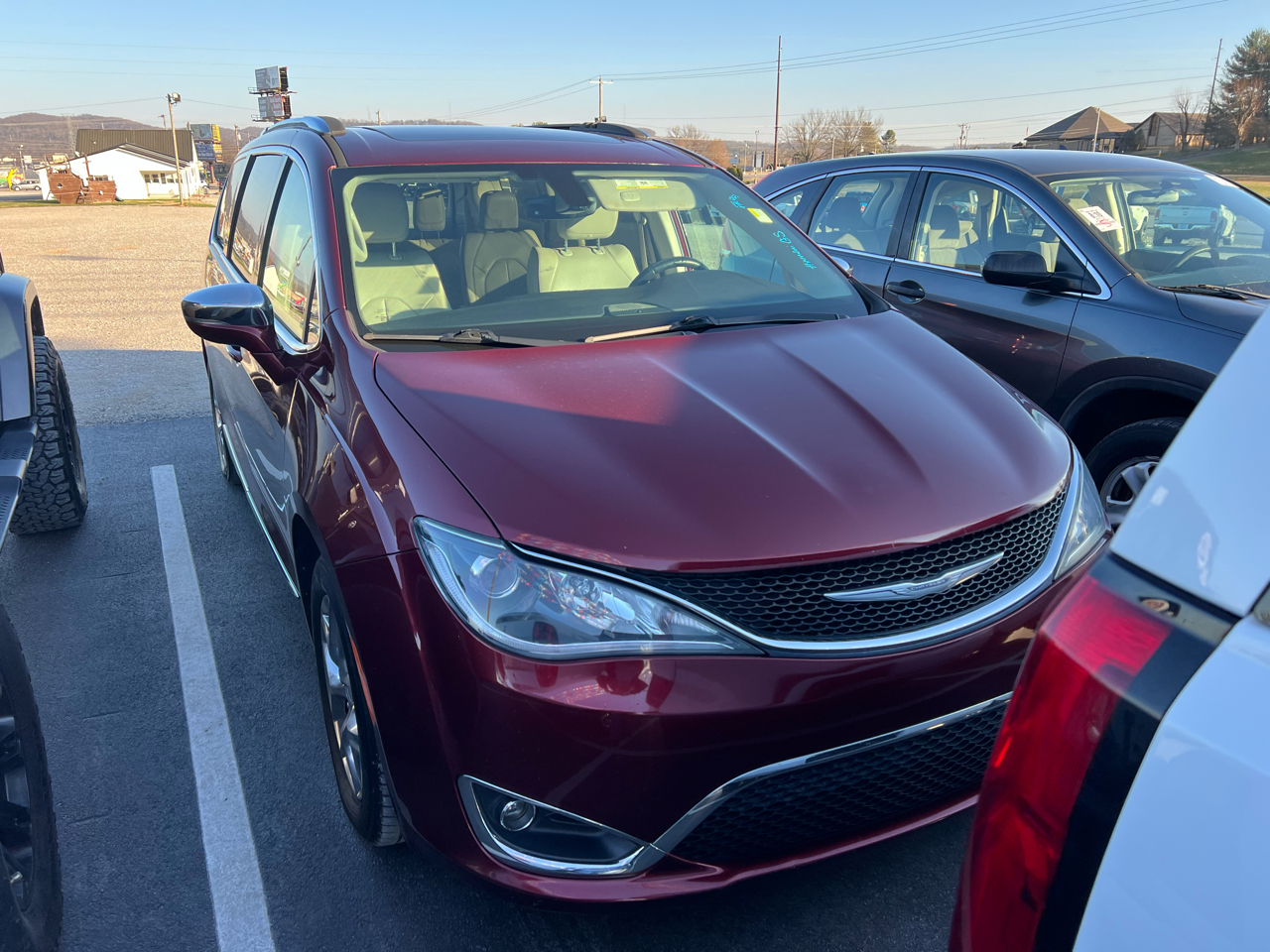 2017 Chrysler Pacifica Limited's photo