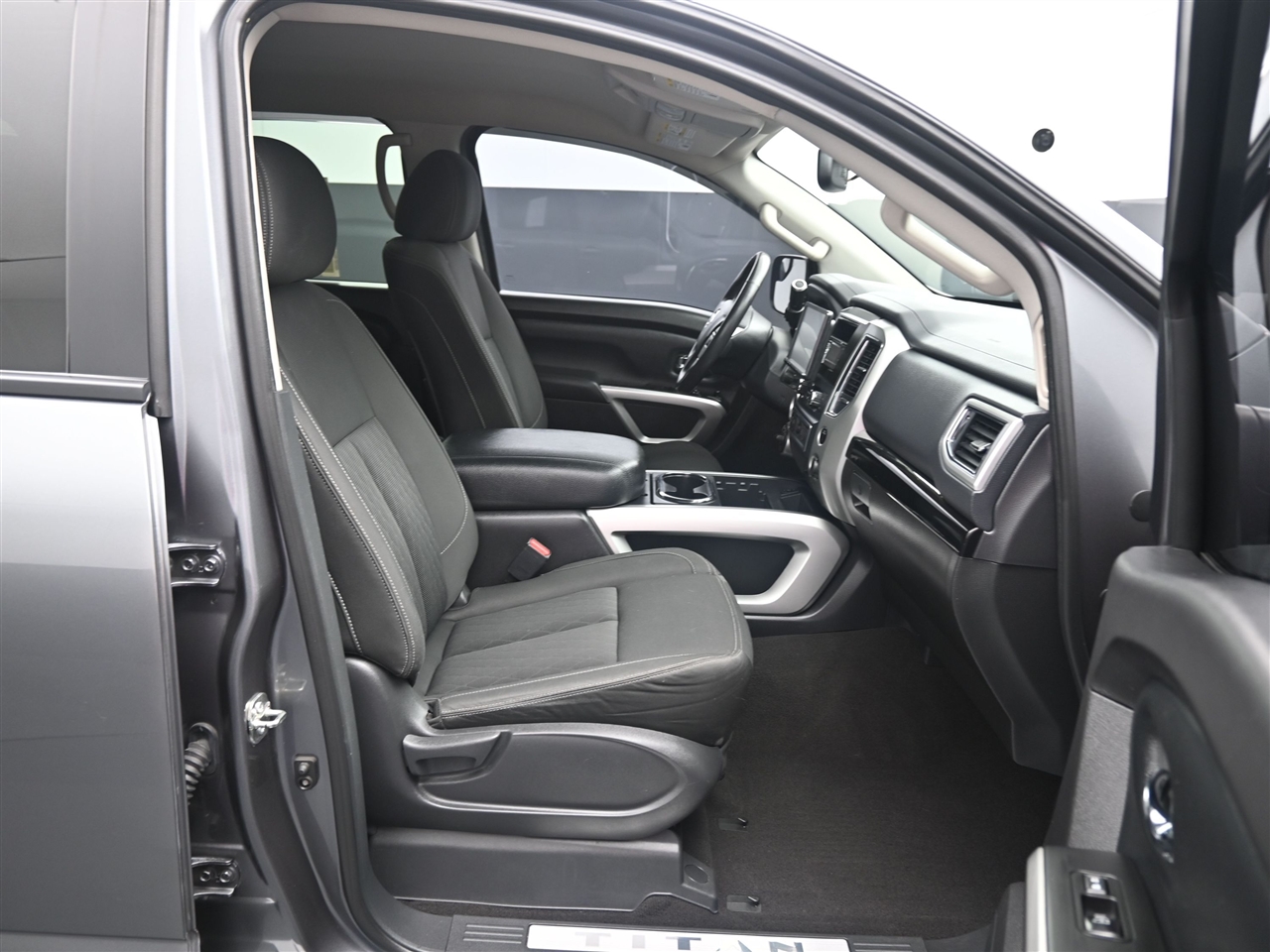 Nissan Titan SV Crew Cab 4WD 2017