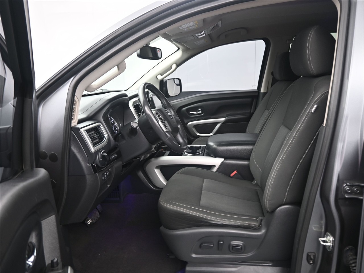 Nissan Titan SV Crew Cab 4WD 2017