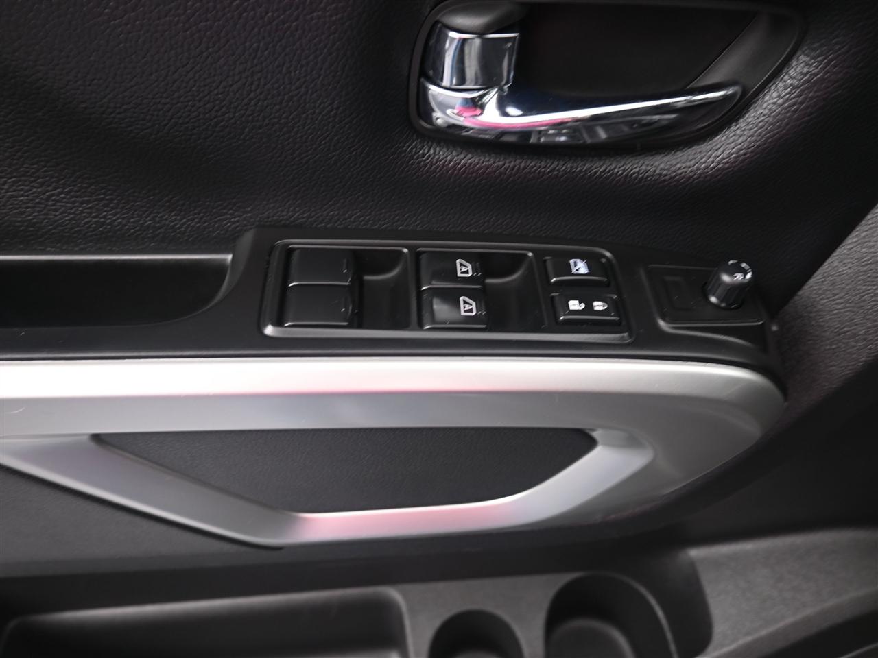 Nissan Titan SV Crew Cab 4WD 2017