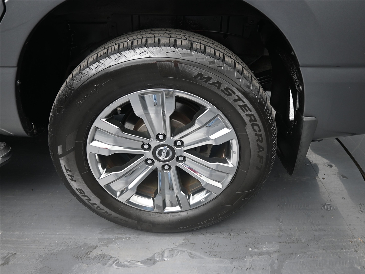 Nissan Titan SV Crew Cab 4WD 2017