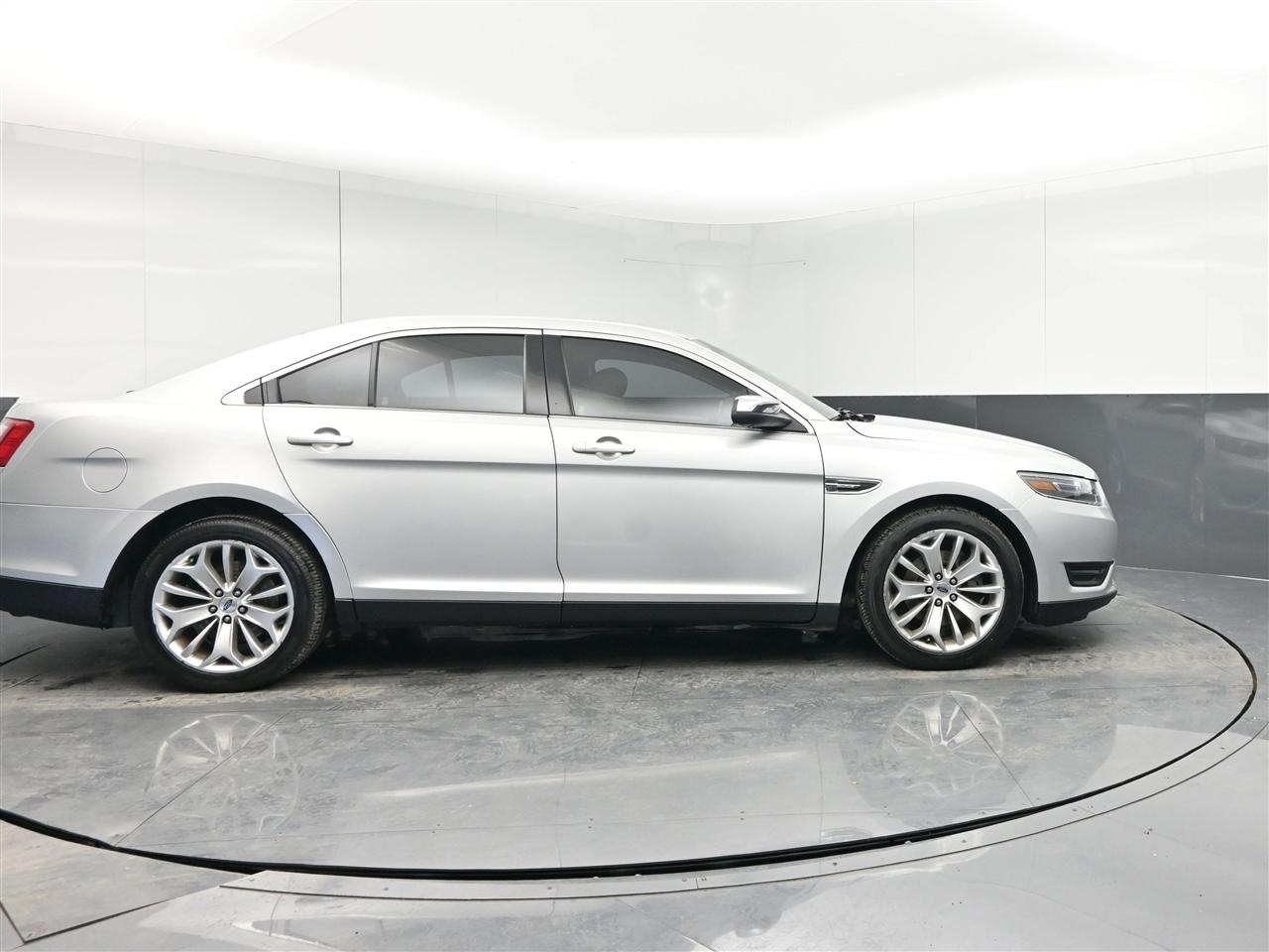 Ford Taurus Limited FWD 2018