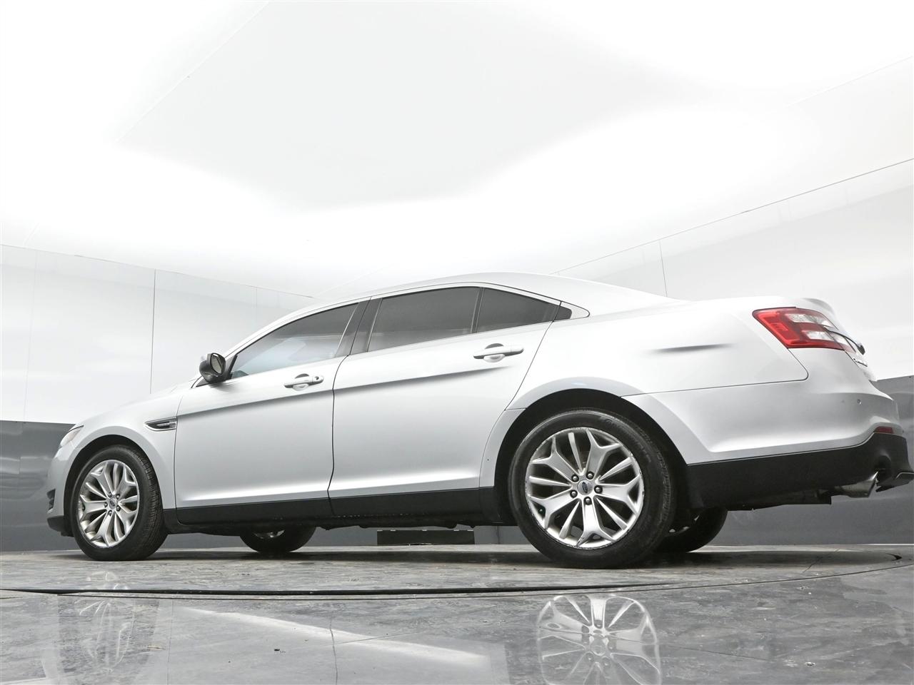 Ford Taurus Limited FWD 2018