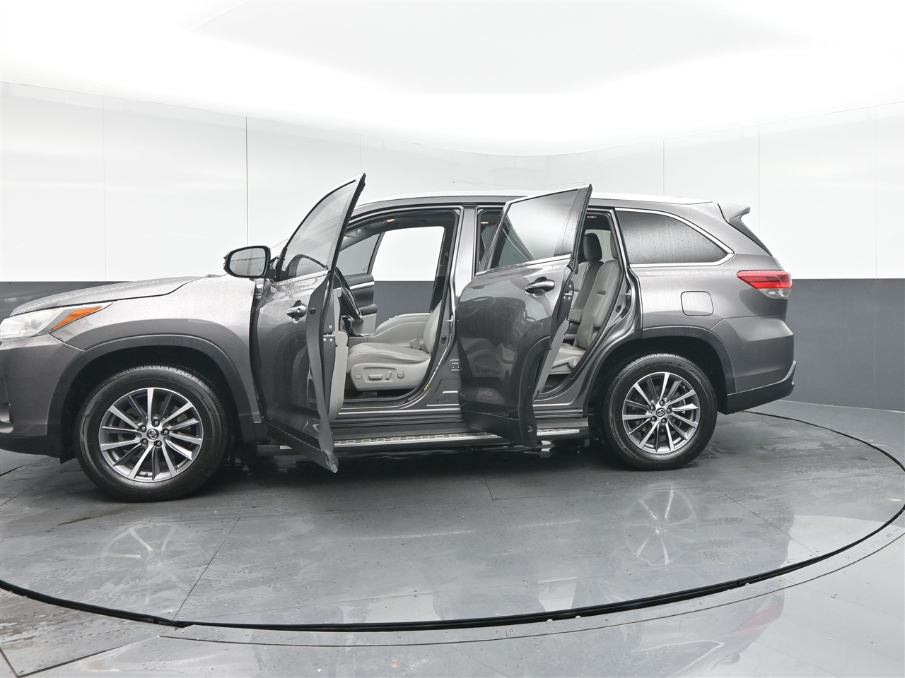 Toyota Highlander XLE FWD V6 2019