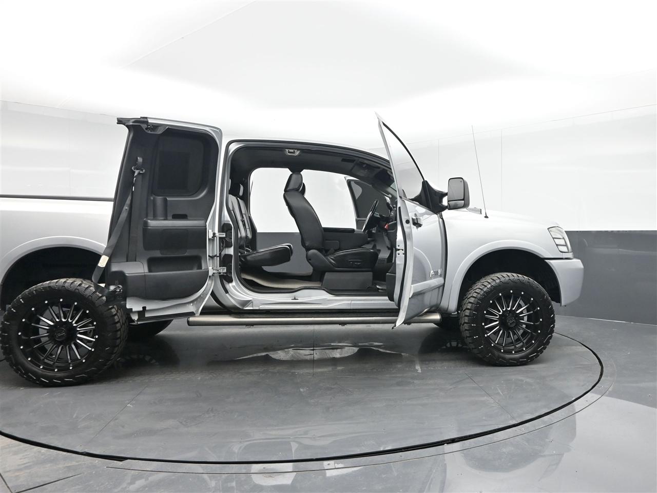 Nissan Titan LE King Cab 4WD SWB 2009