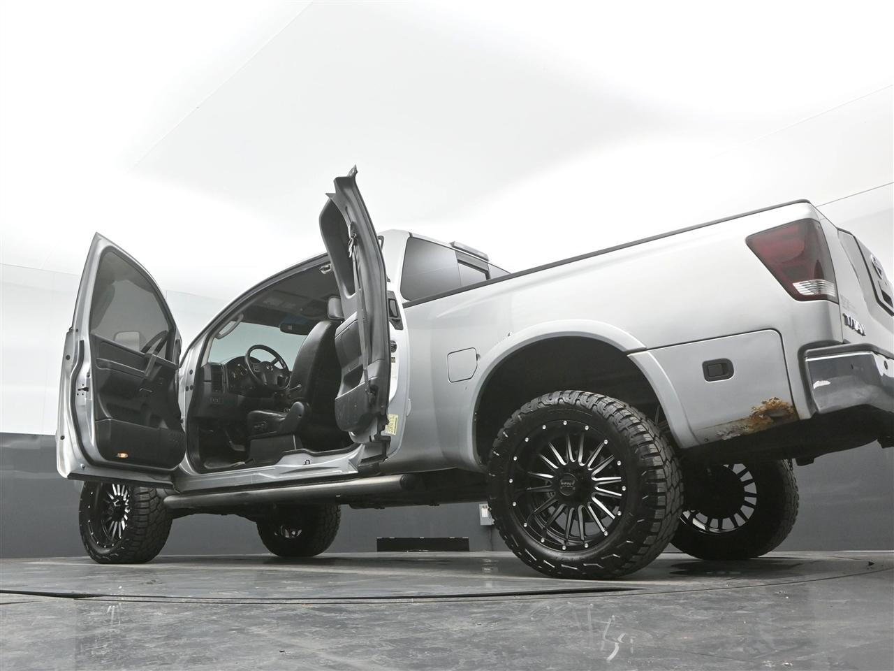 Nissan Titan LE King Cab 4WD SWB 2009
