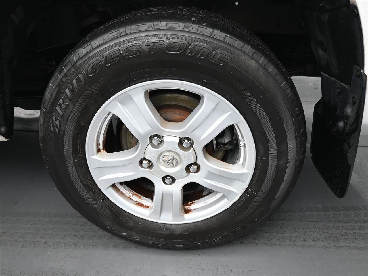 Toyota Tundra Tundra-Grade 4.0L 2WD 2011