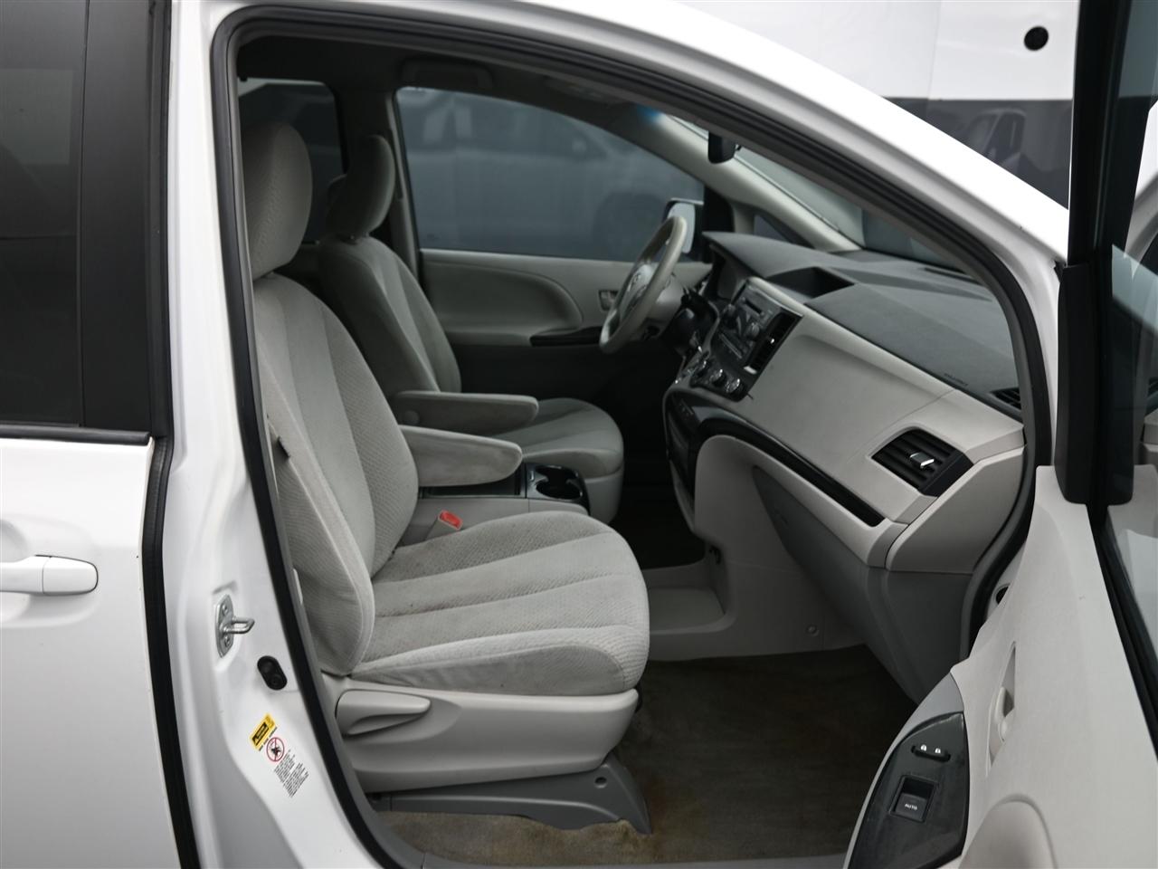 Toyota Sienna LE FWD 8-Passenger V6 2012